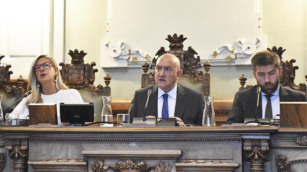 Irene Carvajal, Jesús Julio Carnero y Francisco Blanco durante el pleno del Ayuntamiento de Valladolid