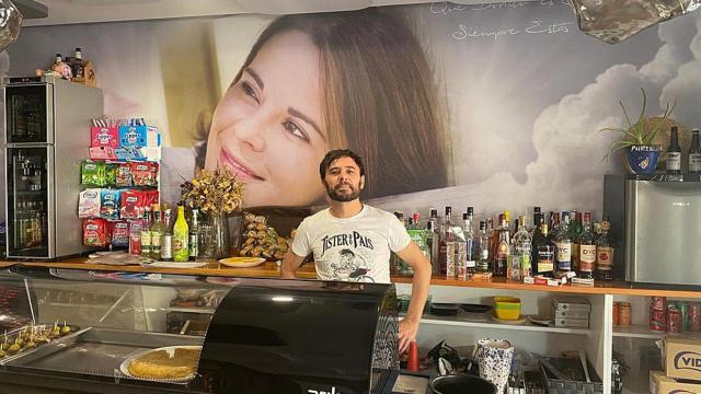 Diego en el Bar Las Kechu de Campaspero con una imagen de su hermana de fondo