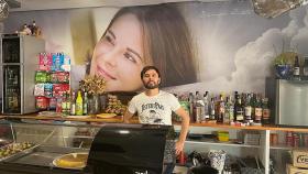 Diego en el Bar Las Kechu de Campaspero con una imagen de su hermana de fondo