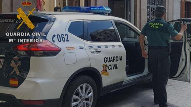 Un agente de la Guardia Civil en San Román de Hornija