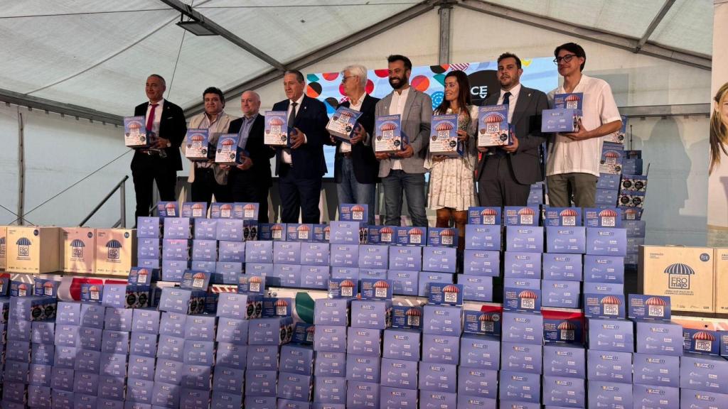 El presidente de la Diputación de Zamora, Javier Faúndez, en la entrega de los premios de la campaña del comercio y escaparates de Zamora