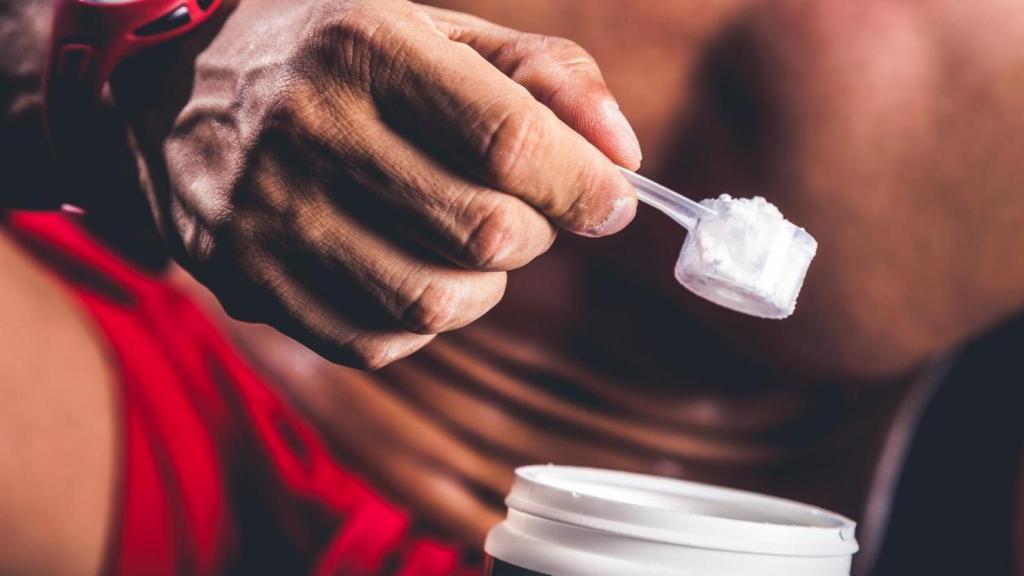 Un deportista consuma creatina en el gimnasio