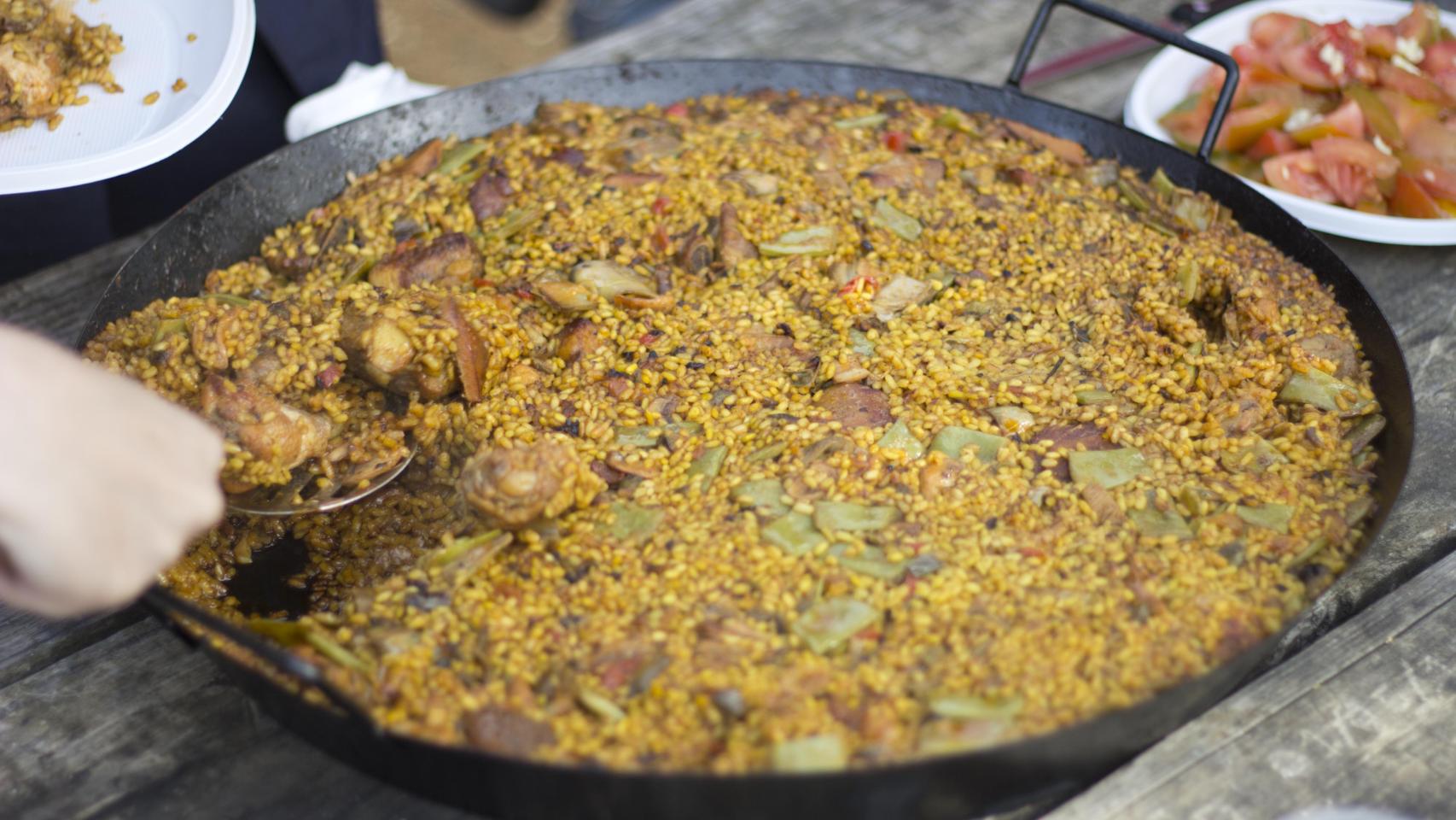 Una paella.