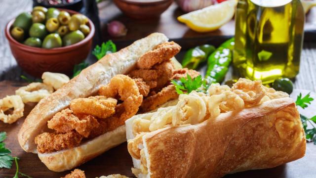 Bocadillos de calamares fritos con distintas técnicas