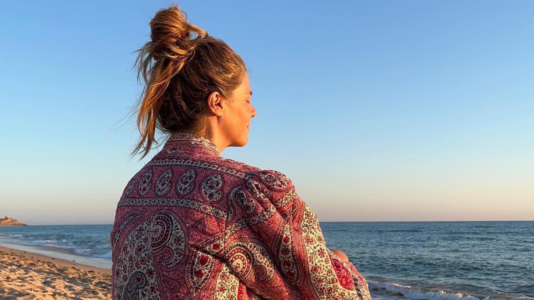 Manuela Velasco con un 'look' de Antik Batik durante sus vacaciones.