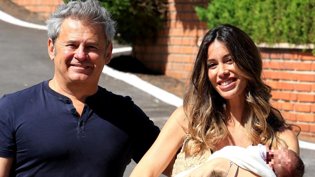 Miki Nadal junto a su razón de amor, Helena Aldea, en su salida del hospital tras convertirse en padres de nuevo.