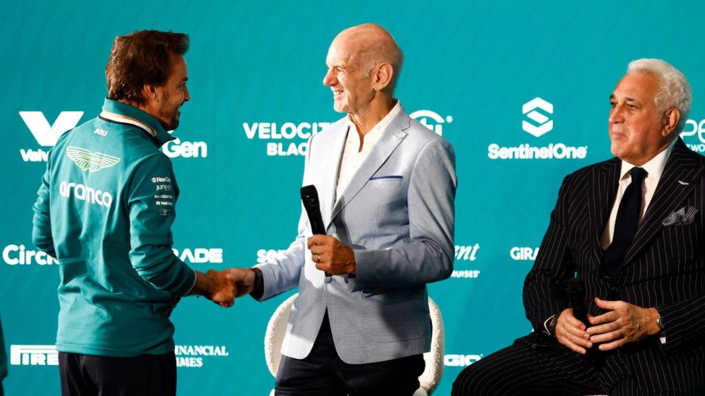 Fernando Alonso, Adrian Newey y Lawrence Stroll, en la presentación del ingeniero con Aston Martin