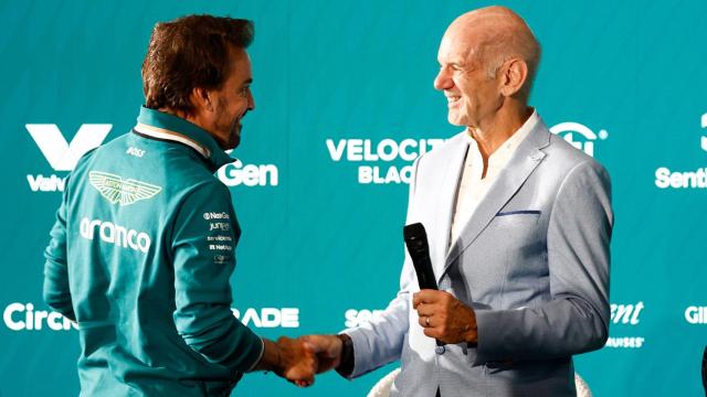 Fernando Alonso, Adrian Newey y Lawrence Stroll, en la presentación del ingeniero con Aston Martin