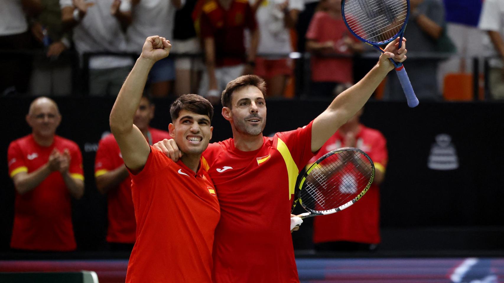 Alcaraz y Granollers celebran el triunfo frente a la República Checa en la Copa Davis.