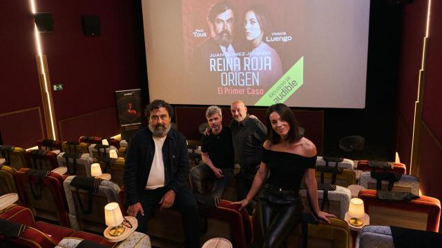 El actor Paco Tous, los escritores Juan Gómez-Jurado y Alberto Caliani y la actriz Victoria Luengo en la presentación de 'Reina Roja. Origen', este jueves en Madrid.