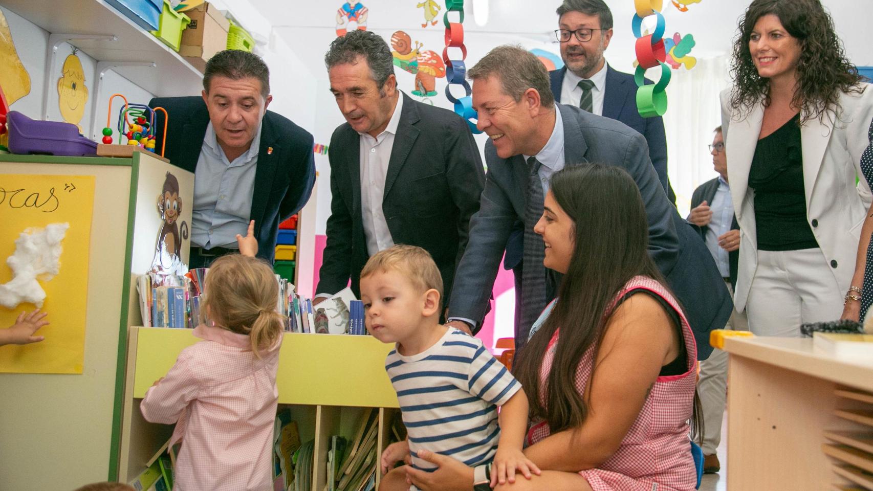 El presidente de Castilla-La Mancha, Emiliano García-Page, este jueves en la Escuela Infantil de Madrigueras (Albacete).