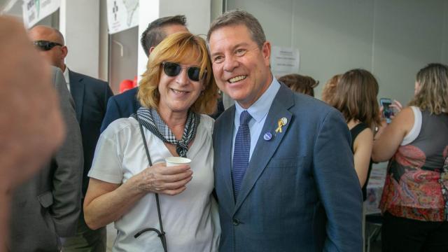 Page junto a una ciudadana en Albacete (JCCM).