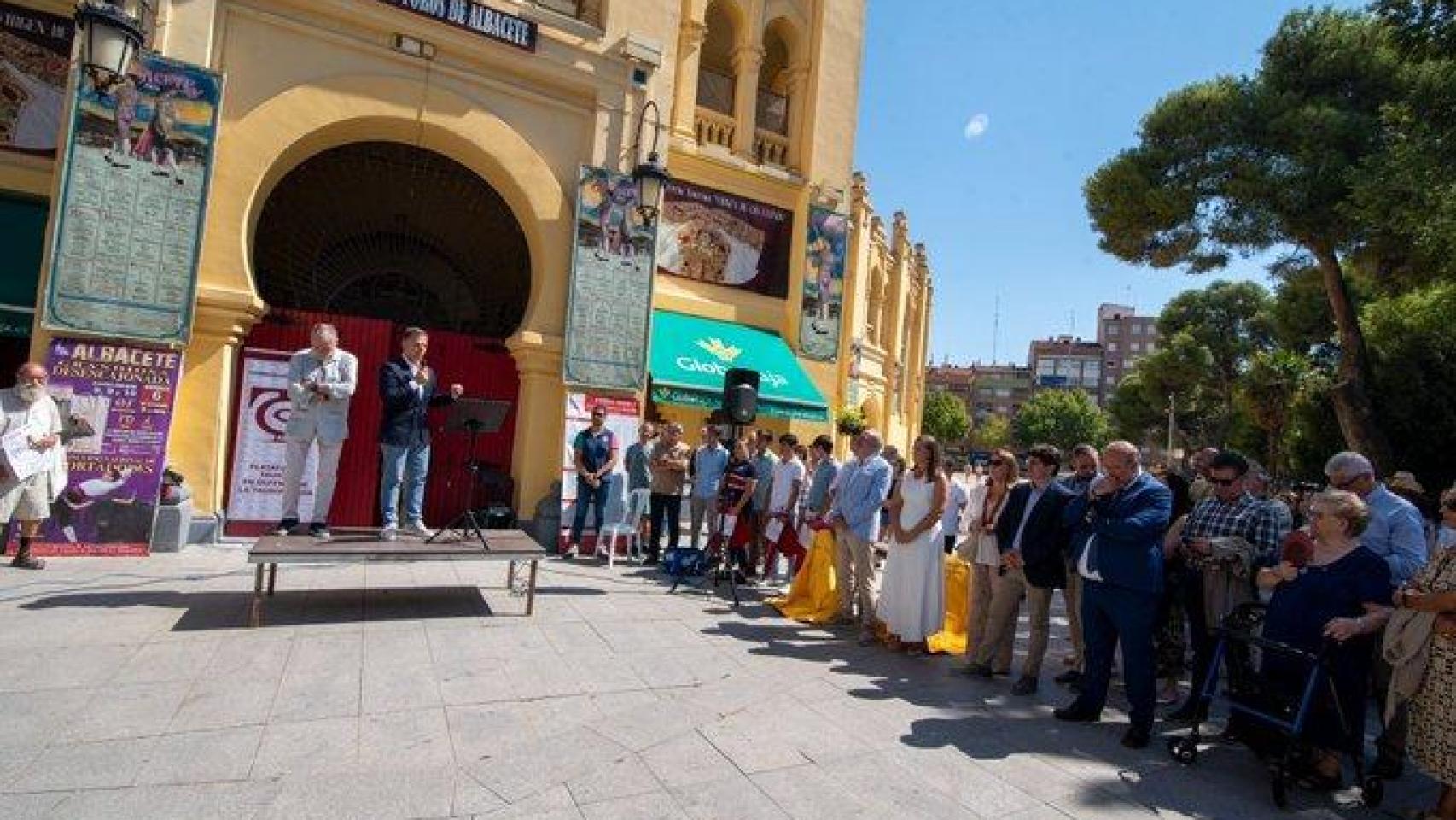 El alcalde, Manuel Serrano, en el primer Día de la Tauromaquia en la Feria de Albacete.