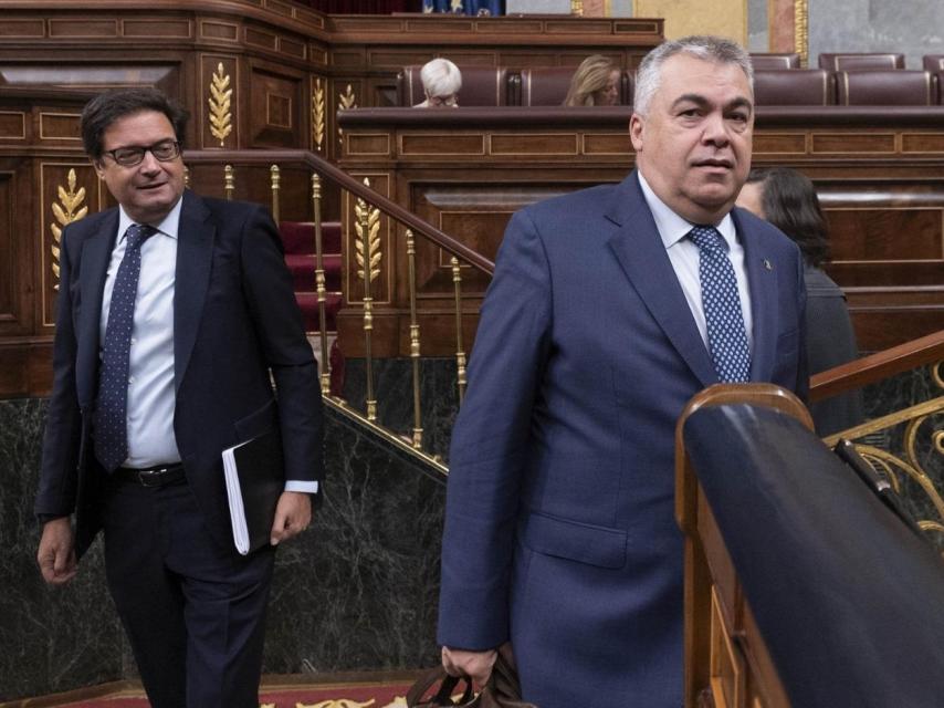 El secretario de Organización del PSOE, Cerdán, el miércoles en el Congreso, observado por el ministro Óscar López.