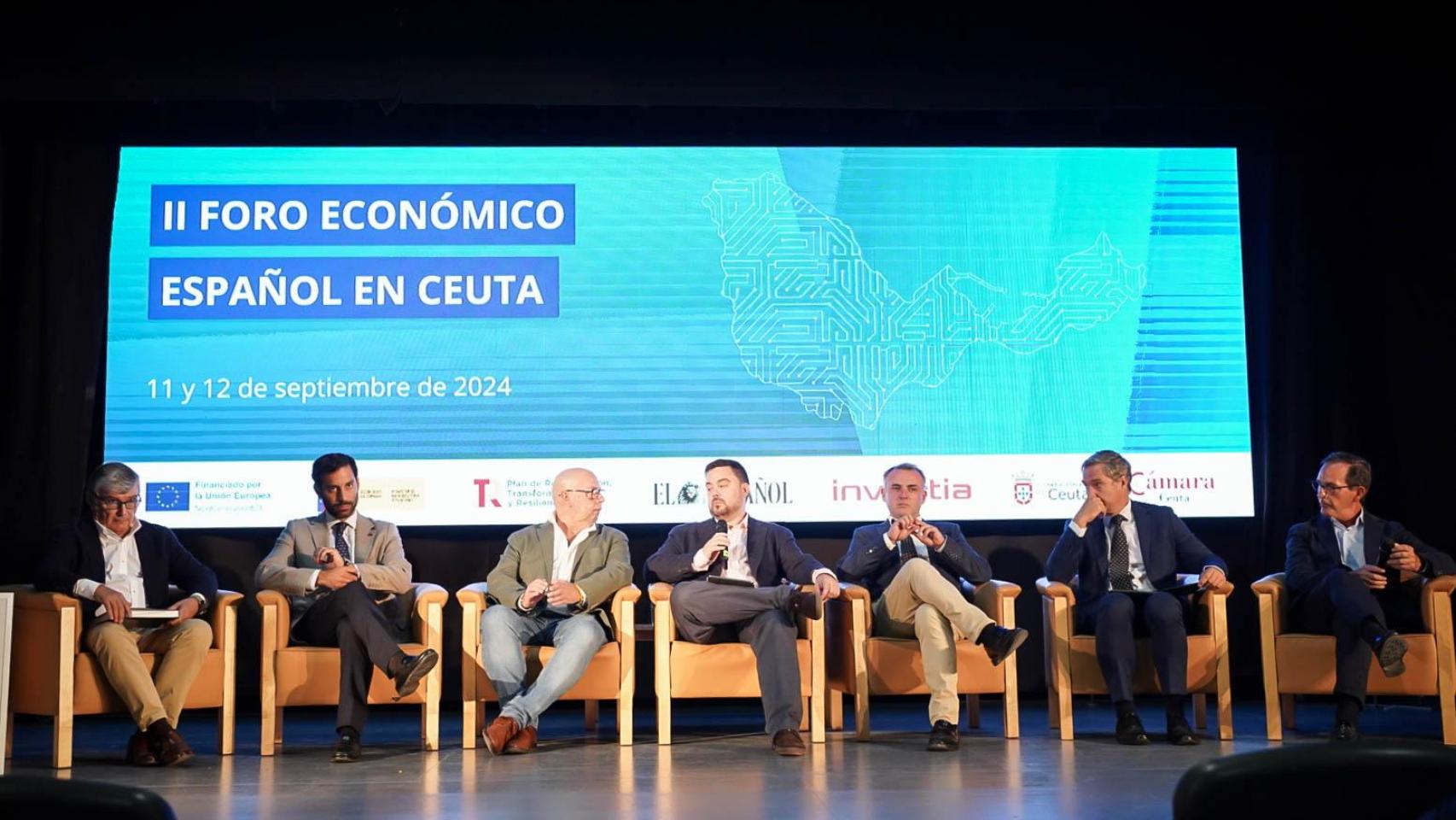 Imagen de la mesa redonda 'Inversión, infraestructura y futuro puerto', en la segunda jornada del II Foro Económico Español en Ceuta.