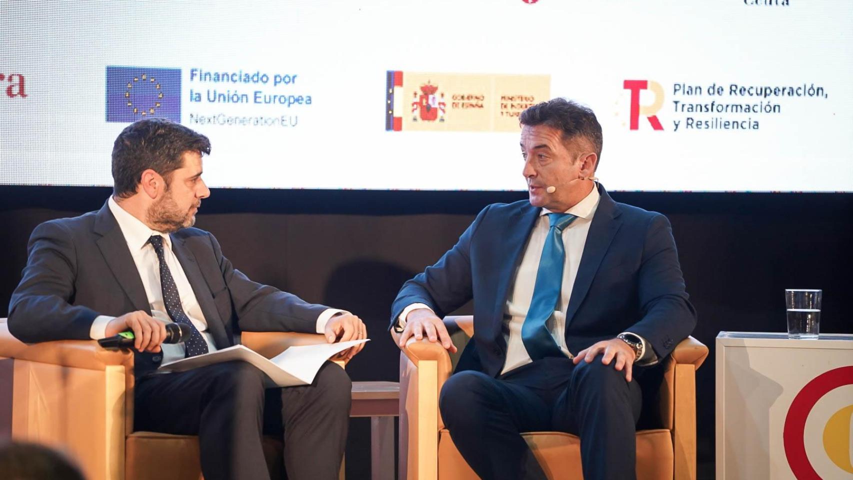 Carlos Díez de la Lastra, CEO de Les Roches Global, durante su conversación con Ángel Recio, delegado de EL ESPAÑOL de Málaga;