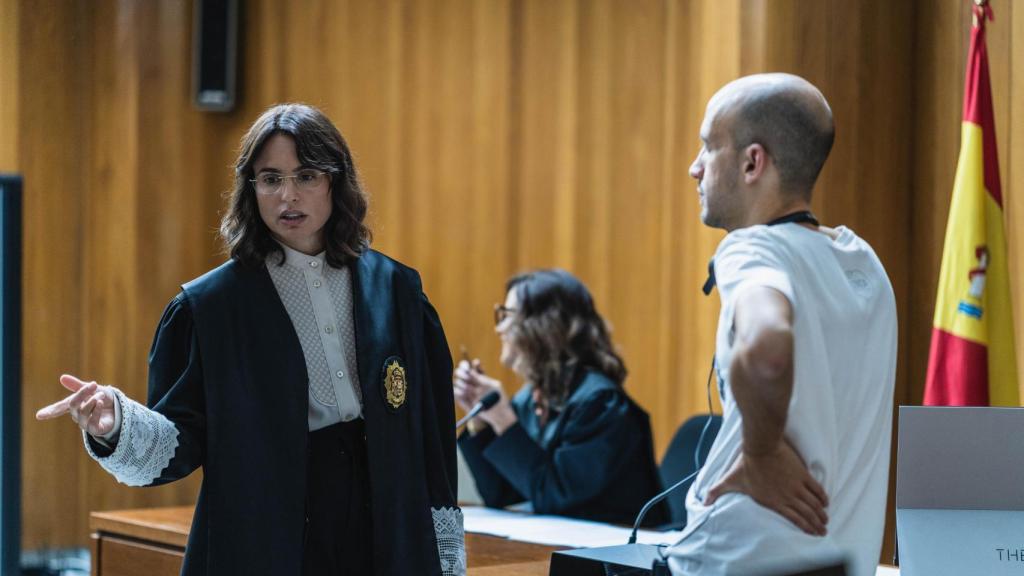 El cineasta, Simón Casal, durante el rodaje de la película 'Justicia artificial', junto a la protagonista, Verónica Echegui.