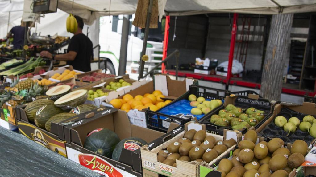 Un puesto de frutas y verduras en un mercadillo de Madrid.