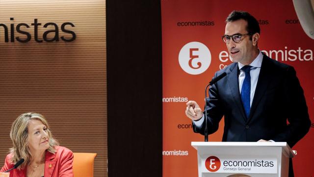 La vicepresidenta del Consejo General de Economistas de España y decana del Colegio de Economistas de Madrid, Amelia Pérez Zabaleta, y el ministro de Economía, Comercio y Empresa, Carlos Cuerpo.