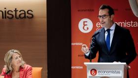 La vicepresidenta del Consejo General de Economistas de España y decana del Colegio de Economistas de Madrid, Amelia Pérez Zabaleta, y el ministro de Economía, Comercio y Empresa, Carlos Cuerpo.