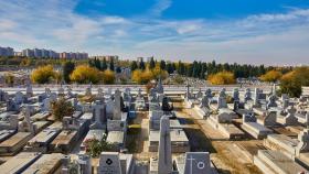 Tumbas en el recinto del Cementerio de la Almudena, en Madrid.