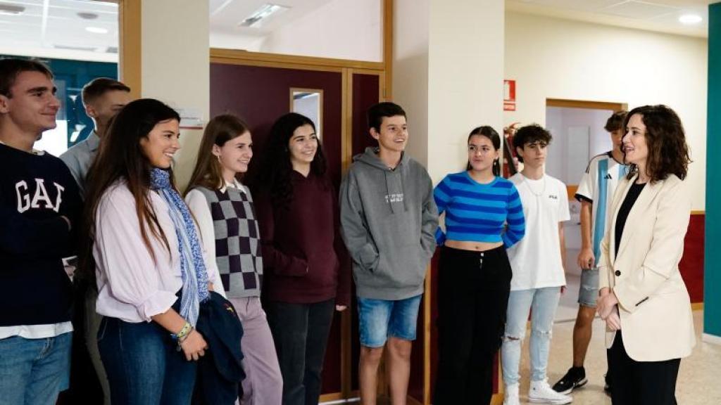 La presidenta de la Comunidad de Madrid , Isabel Díaz Ayuso, en el IES San Mateo, en una foto de archivo.