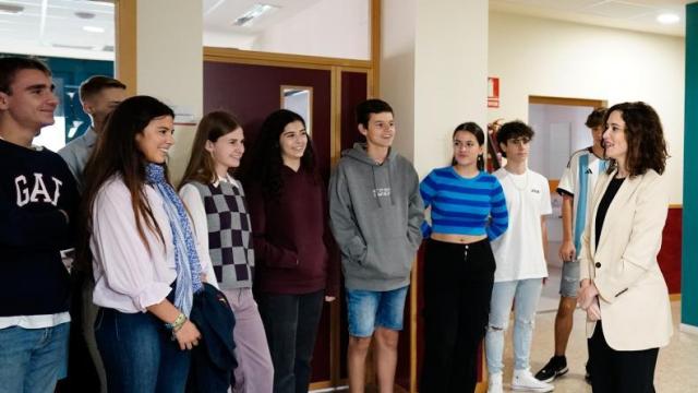 La presidenta de la Comunidad de Madrid , Isabel Díaz Ayuso, en el IES San Mateo, en una foto de archivo.