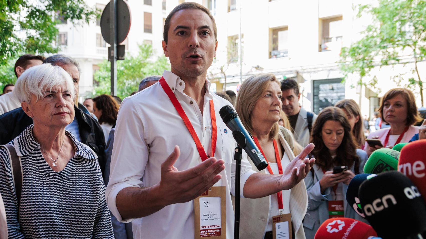 El secretario general del PSOE-M, Juan Lobato, atiende a los medios de comunicación a su llegada a la reunión del Comité Federal del PSOE, en la sede federal del PSOE, a 7 de septiembre de 2024.