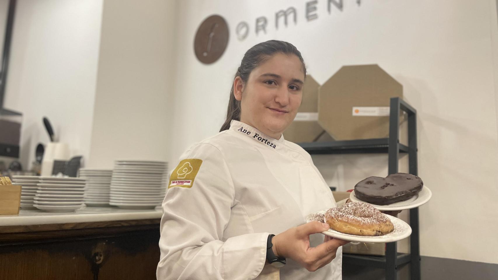 Ane Forteza, directora de la pastelería Formentor, con su ensaimada y palmera de chocolate.