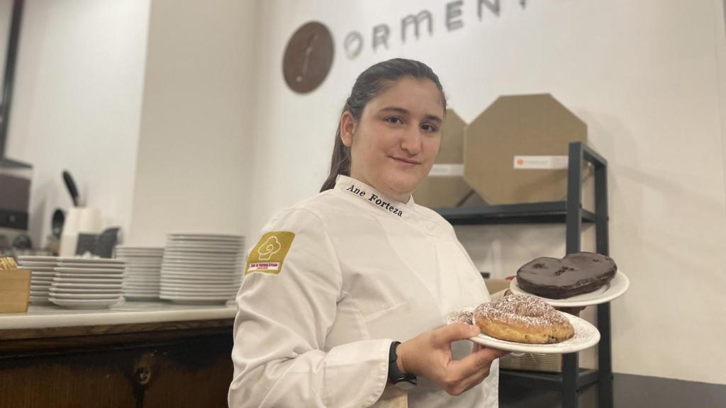 Ane Forteza, directora de la pastelería Formentor, con su ensaimada y palmera de chocolate.