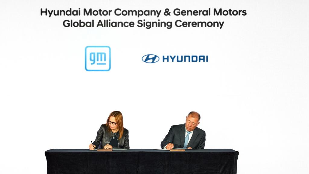 El acuerdo marco fue firmado por el Executive Chairman de Hyundai Motor Group, Euisun Chung, y la presidenta y CEO de GM, Mary Barra.