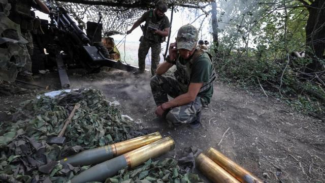 Un grupo de artilleros ucranianos, en el frente de Pokrovsk, en el este del país.