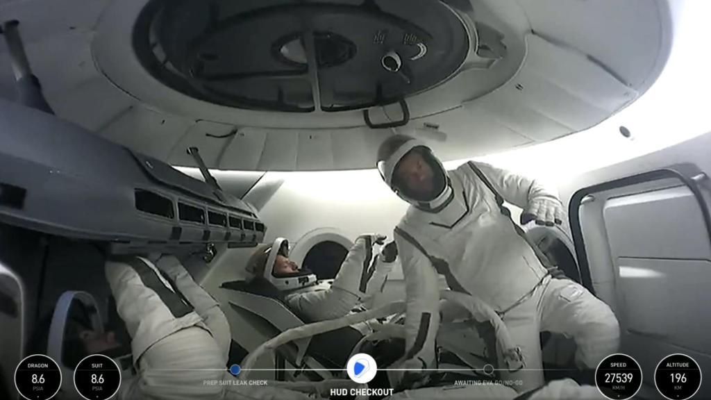 Los astronautas civiles dentro de la Crew Dragon