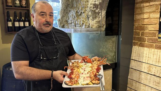 Fran, de la Vermutería Martínez, muestra el bogavante con patatas y huevos camperos