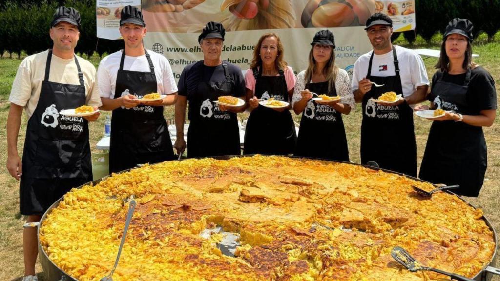 Prueba piloto de la tortilla de récord de Melide.