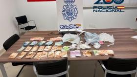 Imagen de los objetos, drogas y dinero incautado por la Policía Nacional