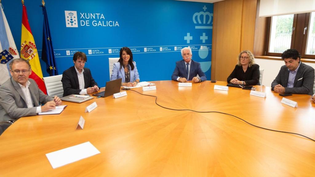 Imagen de la reunión entre la conselleira de Vivenda e Planificación de Infraestructuras, María Martínez Allegue, y la Federación Galega de Transporte de Mercadorías (Fegatramer).