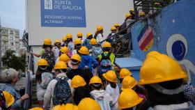 Imagen de niños accediendo al centro con cascos de protección