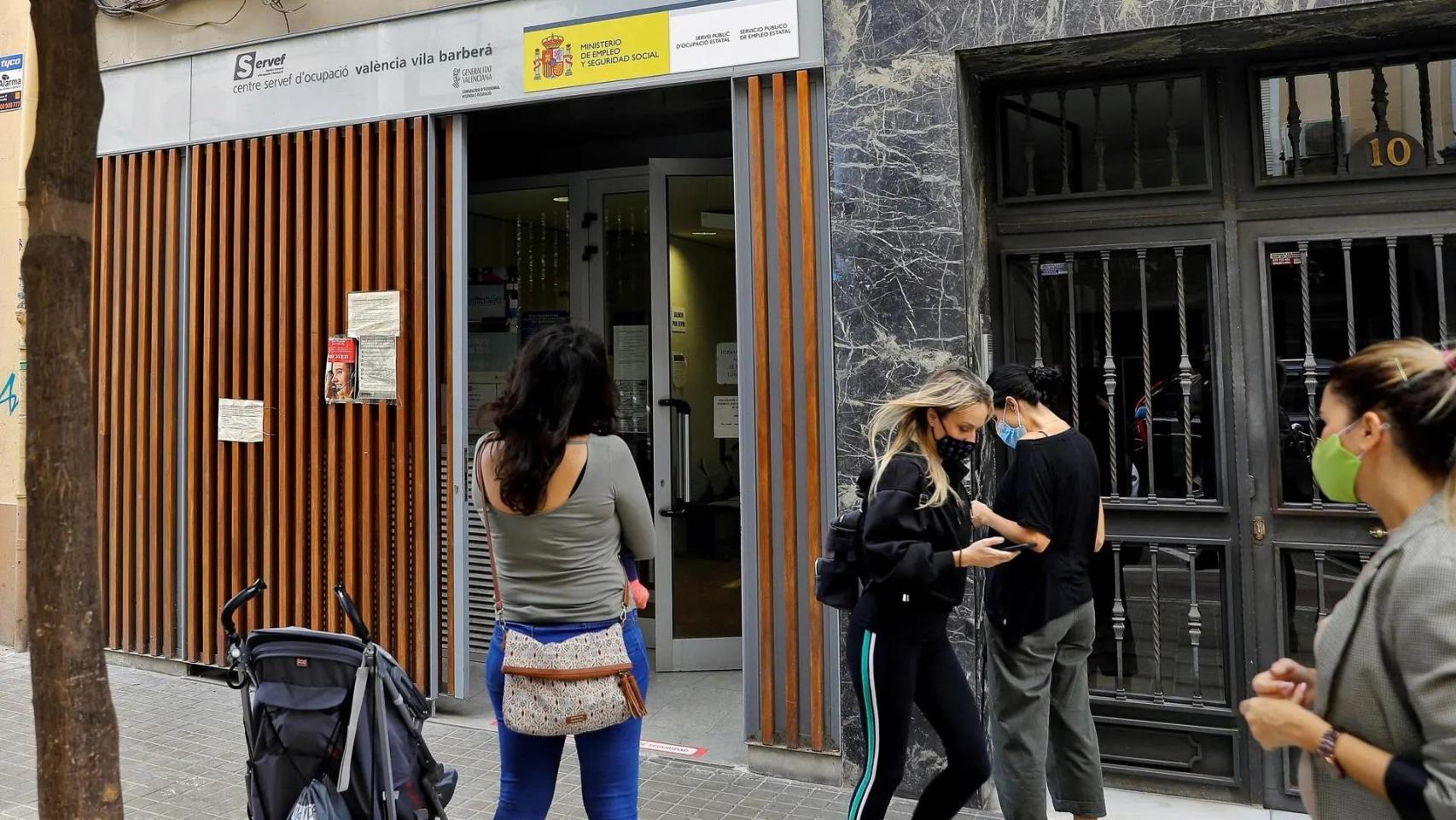 Varias personas esperan su turno a las puerta de una oficina del Servicio Valenciano de Empleo y Formación (Servef), imagen de archivo. Efe / Manuel Bruque