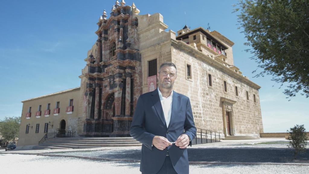 El alcalde caravaqueño, José Francisco García, este jueves, posando junto a la Real Basílica-Santuario de la Vera Cruz a la que acuden los peregrinos del Año Jubilar.