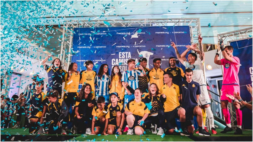 Presentación de las equipaciones de la temporada pasada en Marineda City