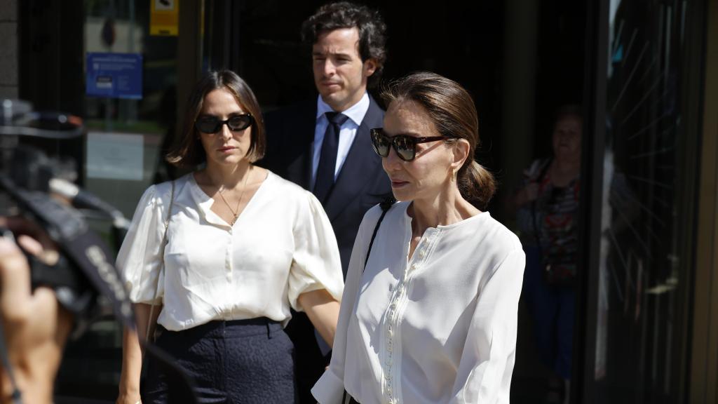 Isabel Preysler, Tamara Falcó e Íñigo Onieva en el tanatorio de Cari Goyanes.