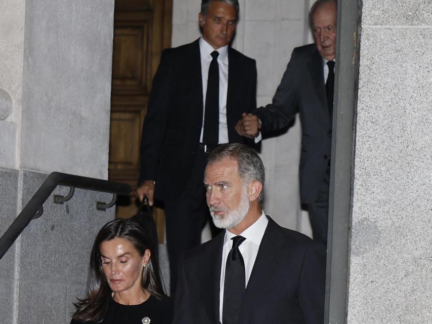 Los reyes Felipe VI y Letizia coincidieron con el rey Juan Carlos en el funeral de Alejandro Fernández de Araoz el pasado lunes 9 de septiembre.