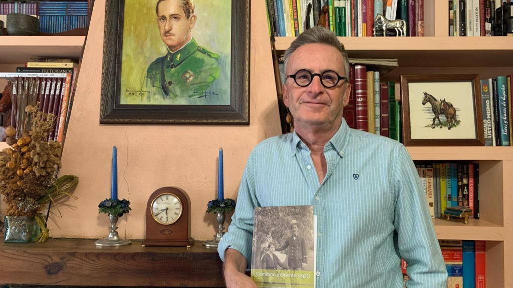 Alejandro Zambrano Sevillano, con un ejemplar del libro que escribió sobre el viaje al desierto de su tío abuelo.