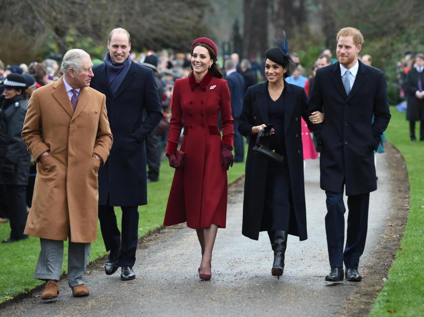 Carlos de Inglaterra junto a sus hijos, Guillermo y Harry, y sus nueras, Kate y Meghan.