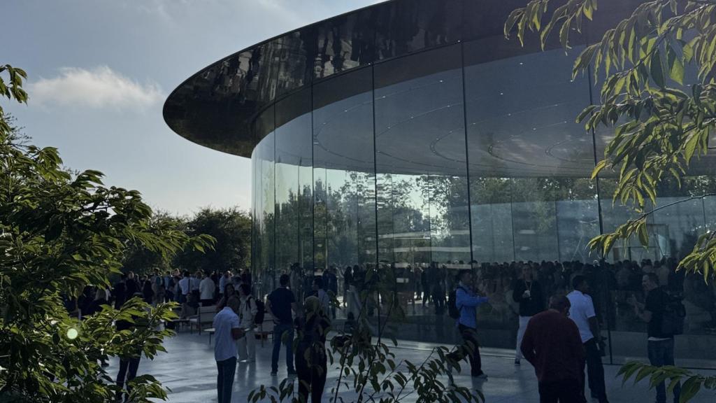 Exterior del Teatro Steve Jobs