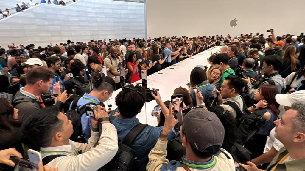 Zona de demo de productos en el Teatro Steve Jobs