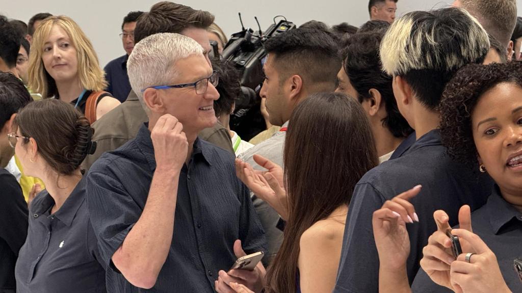 Tim Cook conversa en la zona de demo