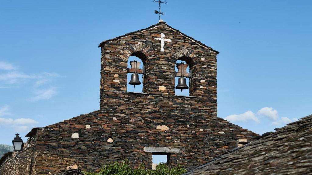 Campanario de la iglesia de Roblecasa, en los pueblos negros de Guadalajara.