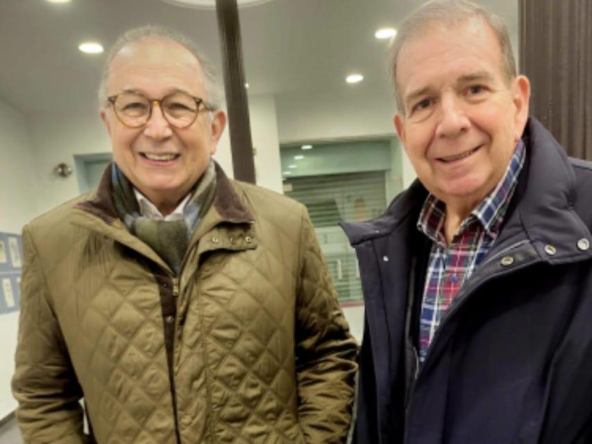 Edmundo González (derecha) en Madrid junto al exembajador de Juan Guaidó en Hungría, Enrique Alvarado.